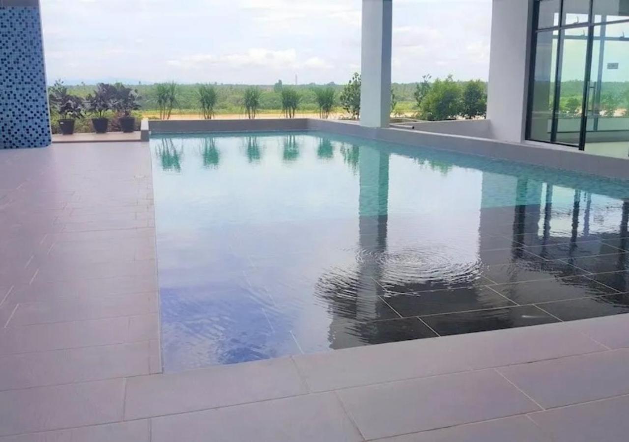 Riverview 8pax 2br In Kbtown Ps4, Netflix A-8-3a Kota Bharu